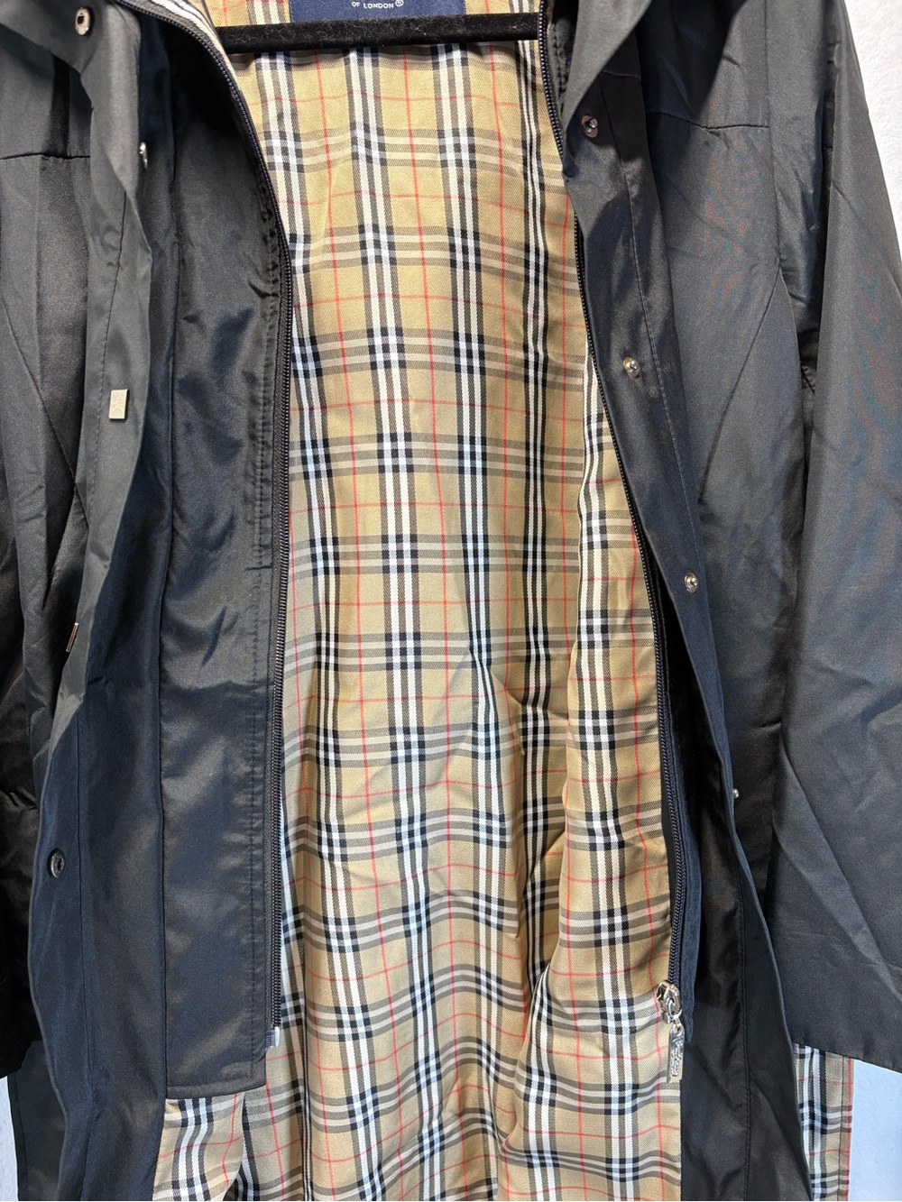 Burberry Black Coat with Classic Beige Nova Check Lining - Picture 6 of 12